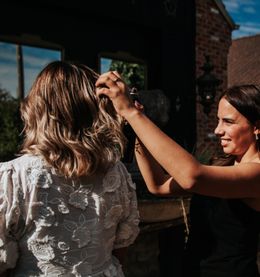 Een foto van Anthe van Salon Couleur die een klant haar haar opsteekt bij Hair & Beauty Boetiek