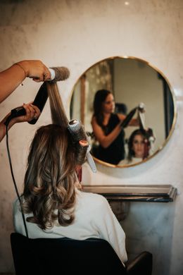 Een foto van Anthe van Salon Couleur die een klant permanent maakt bij Hair & Beauty Boetiek