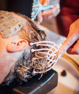 Foto van Els die een Japanese Head Spa uitvoert bij Hair & Beauty Boetiek